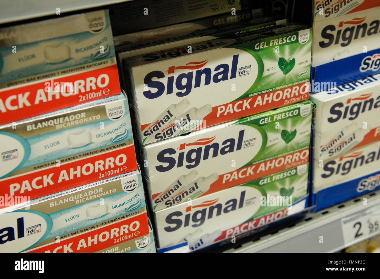 Multipack-Boxen von Signal Zahnpasta in Carrefour-Malaga, Spanien Stockfoto
