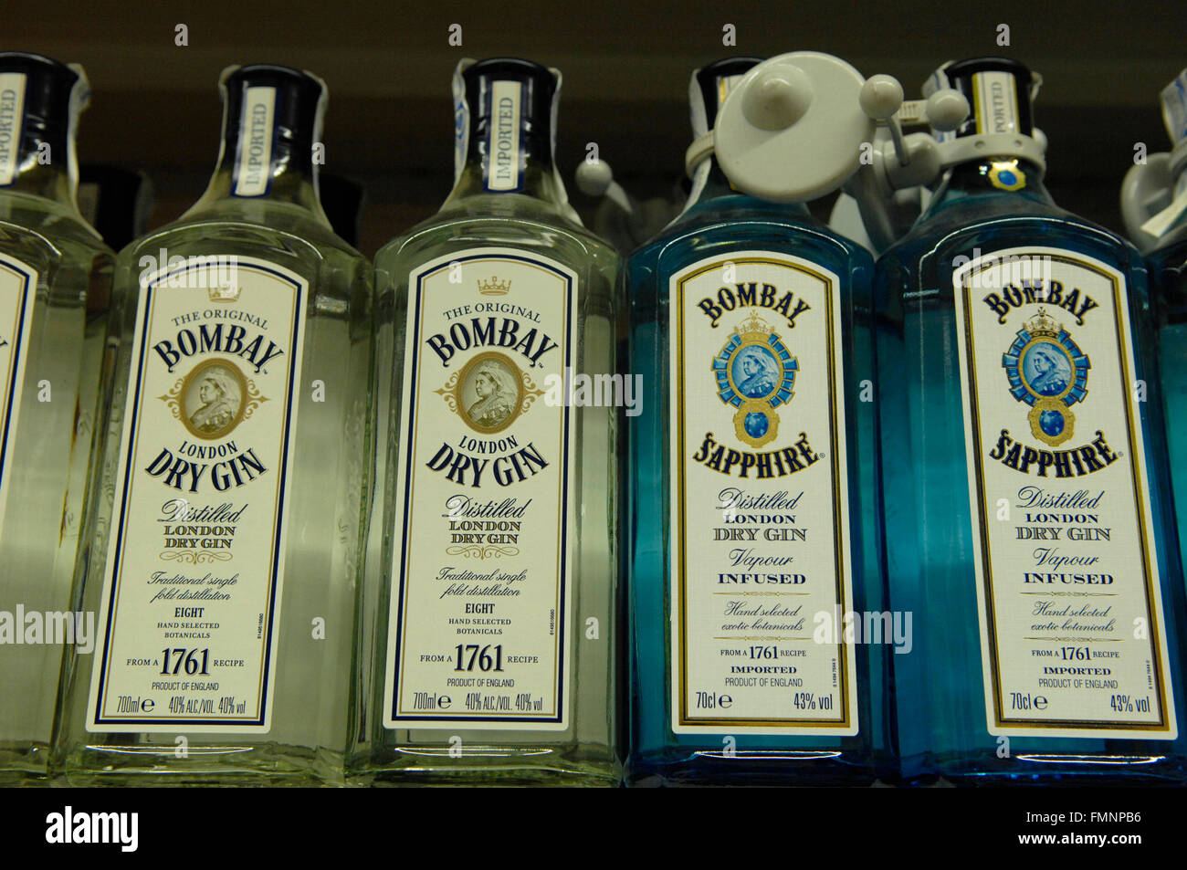 Flaschen von blau und klar Bombay, als Solt in Supermärkten Stockfoto