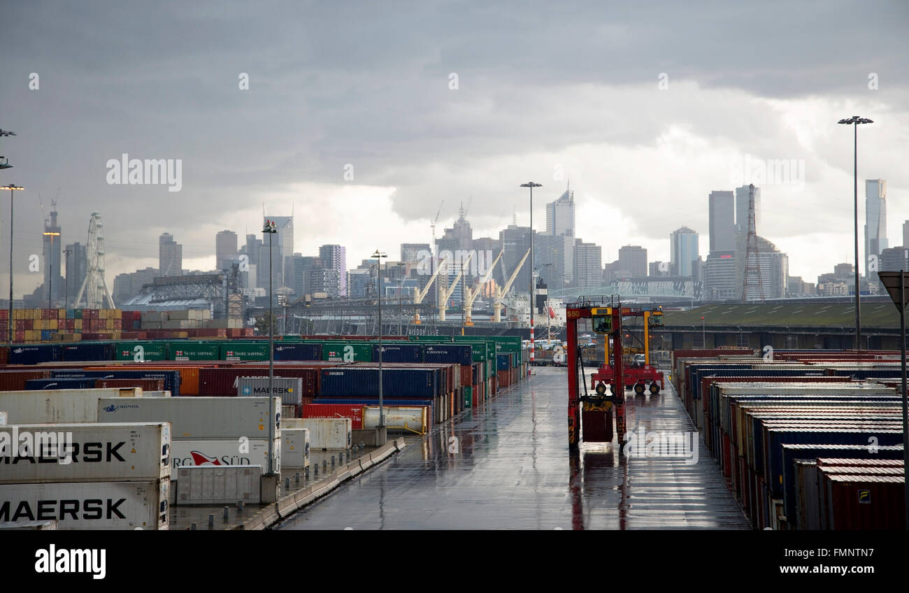Straddle Carrier Container an einem regnerischen Tag in Port Melbourne, Australien. Stockfoto