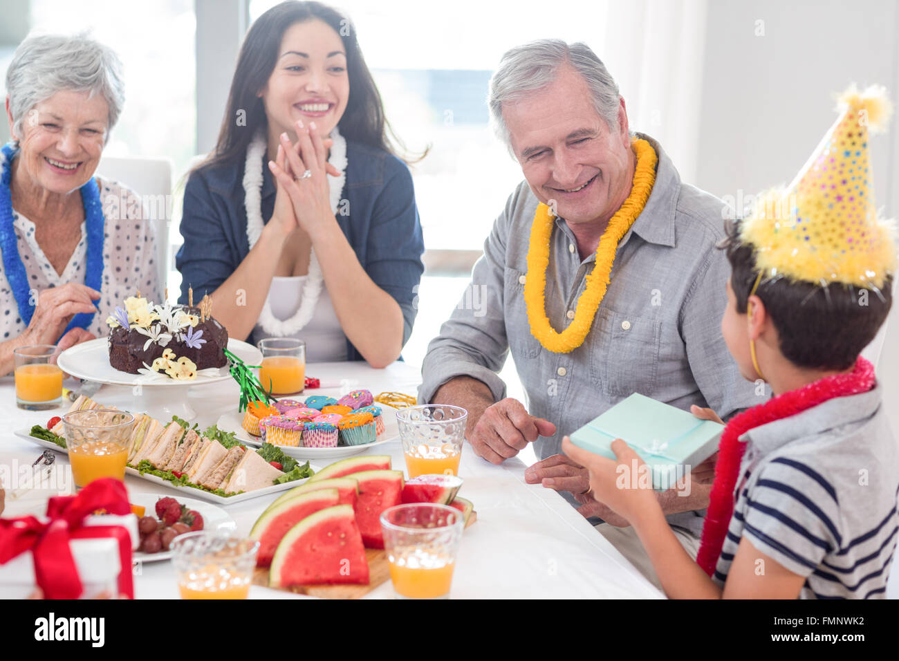 Glückliche Familie feiern Geburtstag Stockfotografie - Alamy