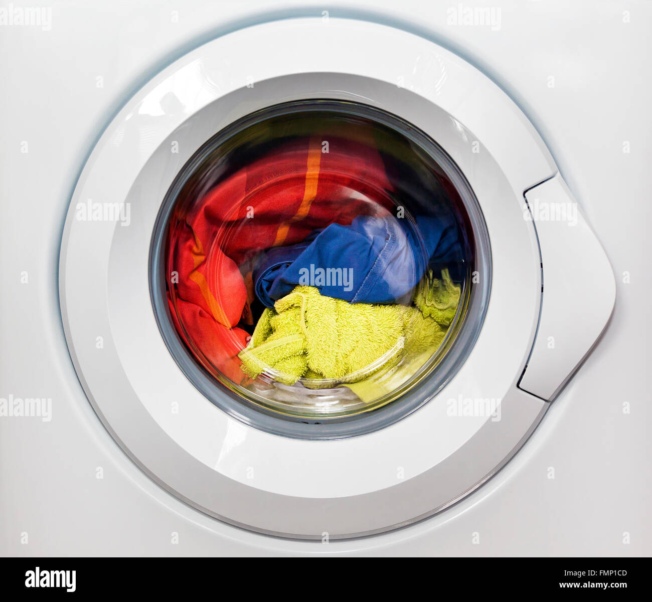 Waschmaschine mit schmutzigen Kleidern im Inneren Stockfoto