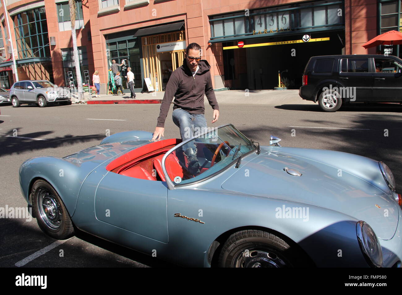 Chris Cornell springt in seinen Jahrgang 1955 Porsche Speedster Spyder, das gleiche Modell James Dean fuhr Featuring: Chris Cornell wo: Beverly Hills, Kalifornien, USA bei: 10. Februar 2016 Stockfoto
