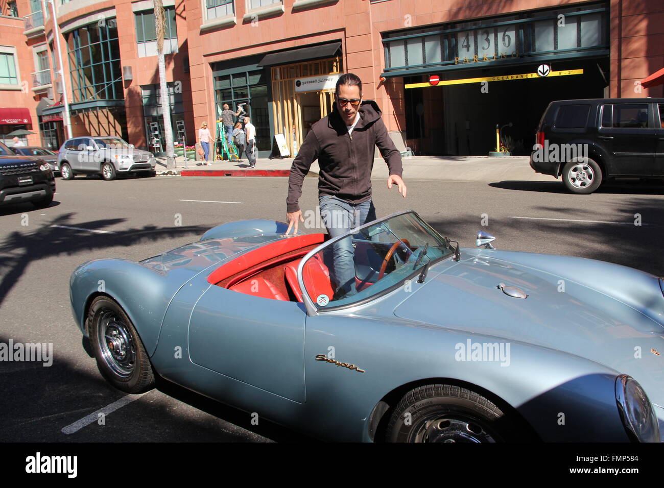 Chris Cornell springt in seinen Jahrgang 1955 Porsche Speedster Spyder, das gleiche Modell James Dean fuhr Featuring: Chris Cornell wo: Beverly Hills, Kalifornien, USA bei: 10. Februar 2016 Stockfoto