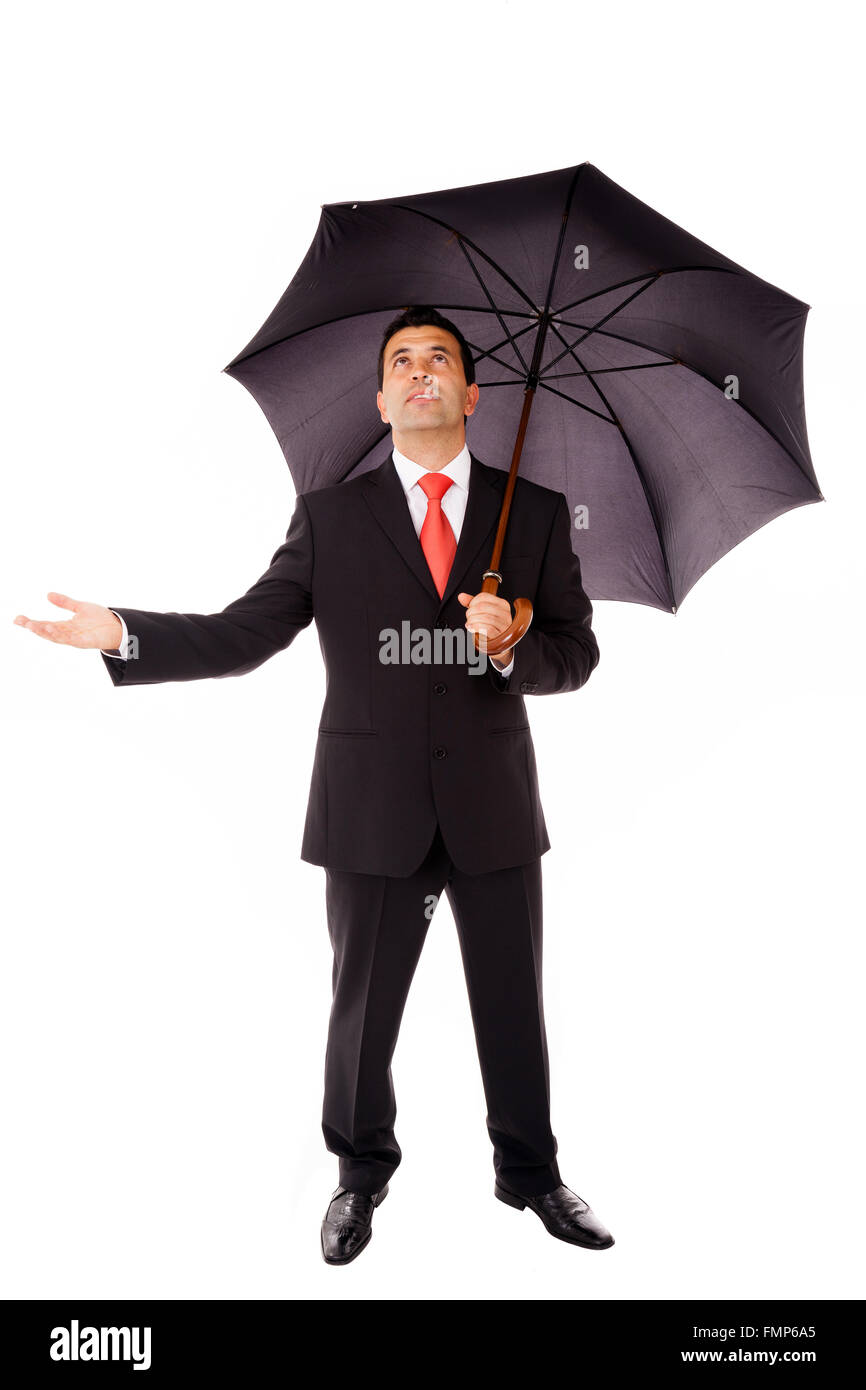 Ganzkörper von jungen Geschäftsmann mit Regenschirm zu überprüfen, ob es regnet, isoliert auf weiss Stockfoto