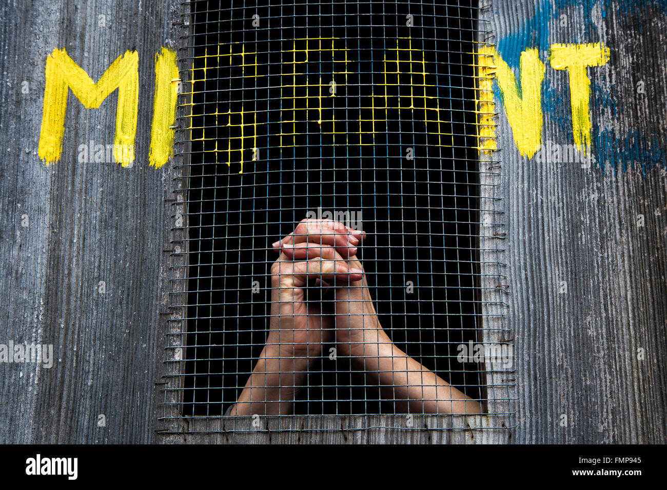 Hände hinter Bars, Graffiti Lesung Migrant, Unterstützung für Flüchtlinge Stockfoto