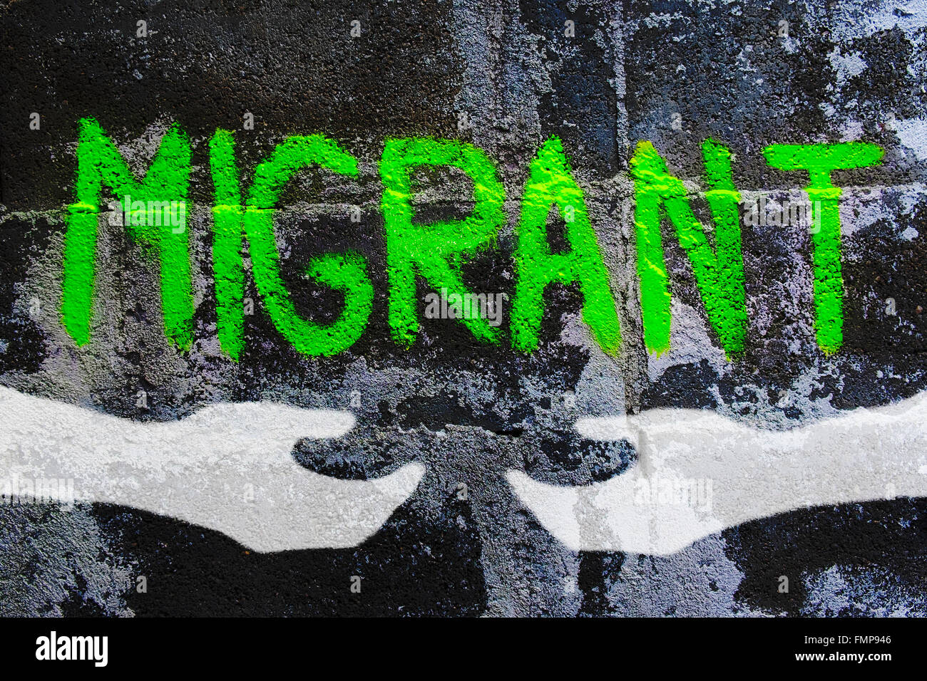 Graffiti auf Migration Lesung Migrant, Hände, willkommen-symbol Stockfoto
