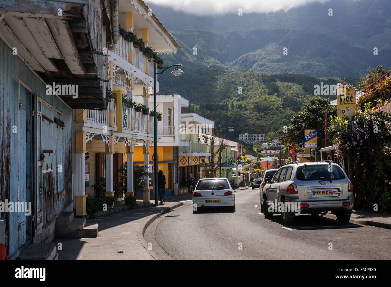 Straßenbild und kreolische Häuser in Cilaos, Cirque de Cilaos, Reunion Stockfoto