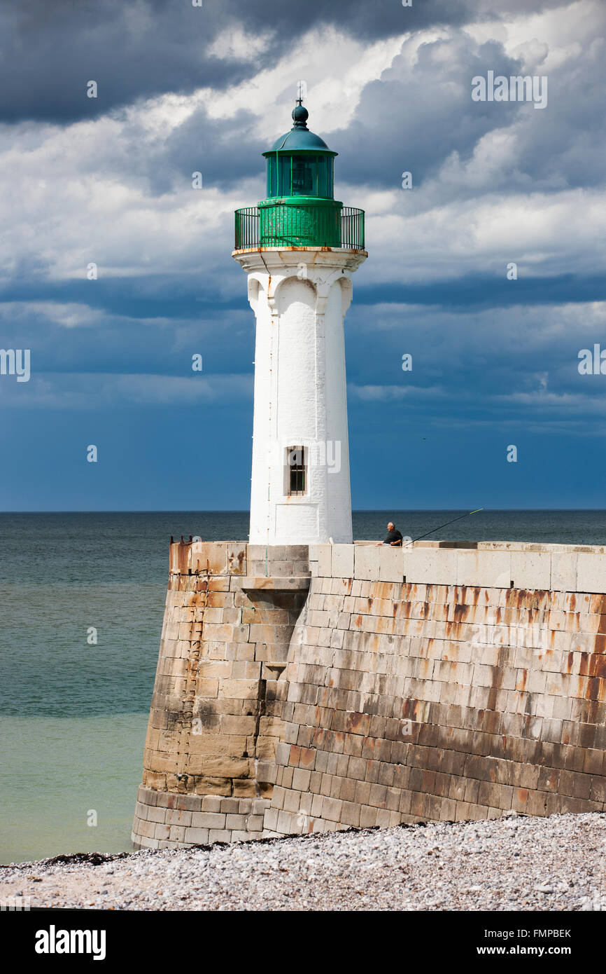 Leuchtturm an der Küste von Saint-Valery-En-Caux, Département Seine-Maritime, Normandie, Frankreich Stockfoto