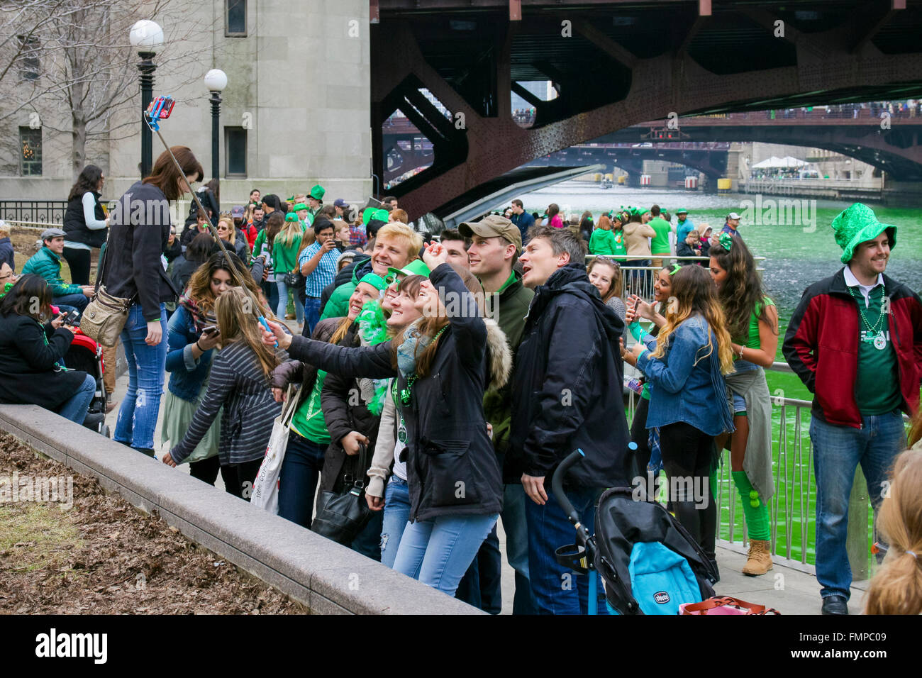 Chicago USA 12. März 2016. Nachtschwärmer strömen in den Chicago River, gefärbt mit Pflanzenfarbe für St. Patricks Day grün. Hier nimmt eine Gruppe von jungen Leuten eine Selfie mit der Klappbrücke Zugbrücken von Chicago im Hintergrund. Bildnachweis: Todd Bannor/Alamy Live-Nachrichten Stockfoto