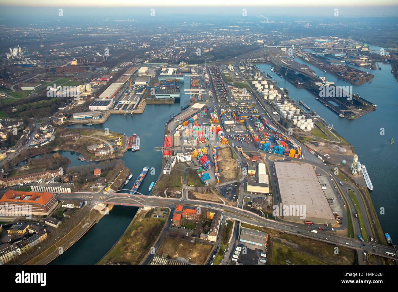 Duisburger Hafen, Brücke über Vinckekanal canal, Binnengewässer Transport, Duisburg, Ruhrgebiet, Nordrhein-Westfalen, Deutschland Stockfoto