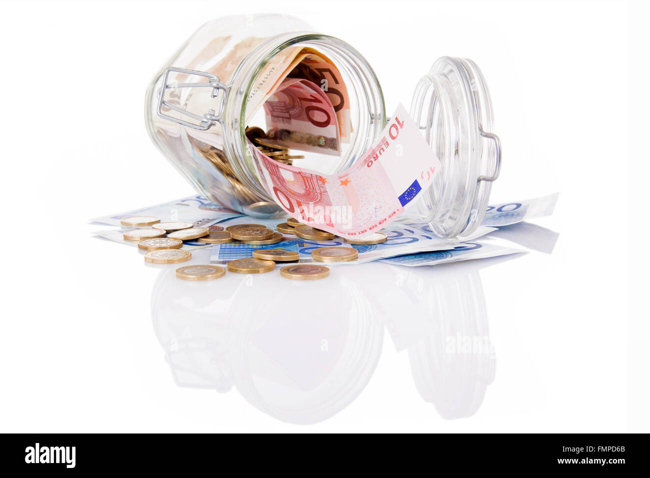 Ein Geld-Glas voller Einsparungen auf weißem Hintergrund Stockfoto
