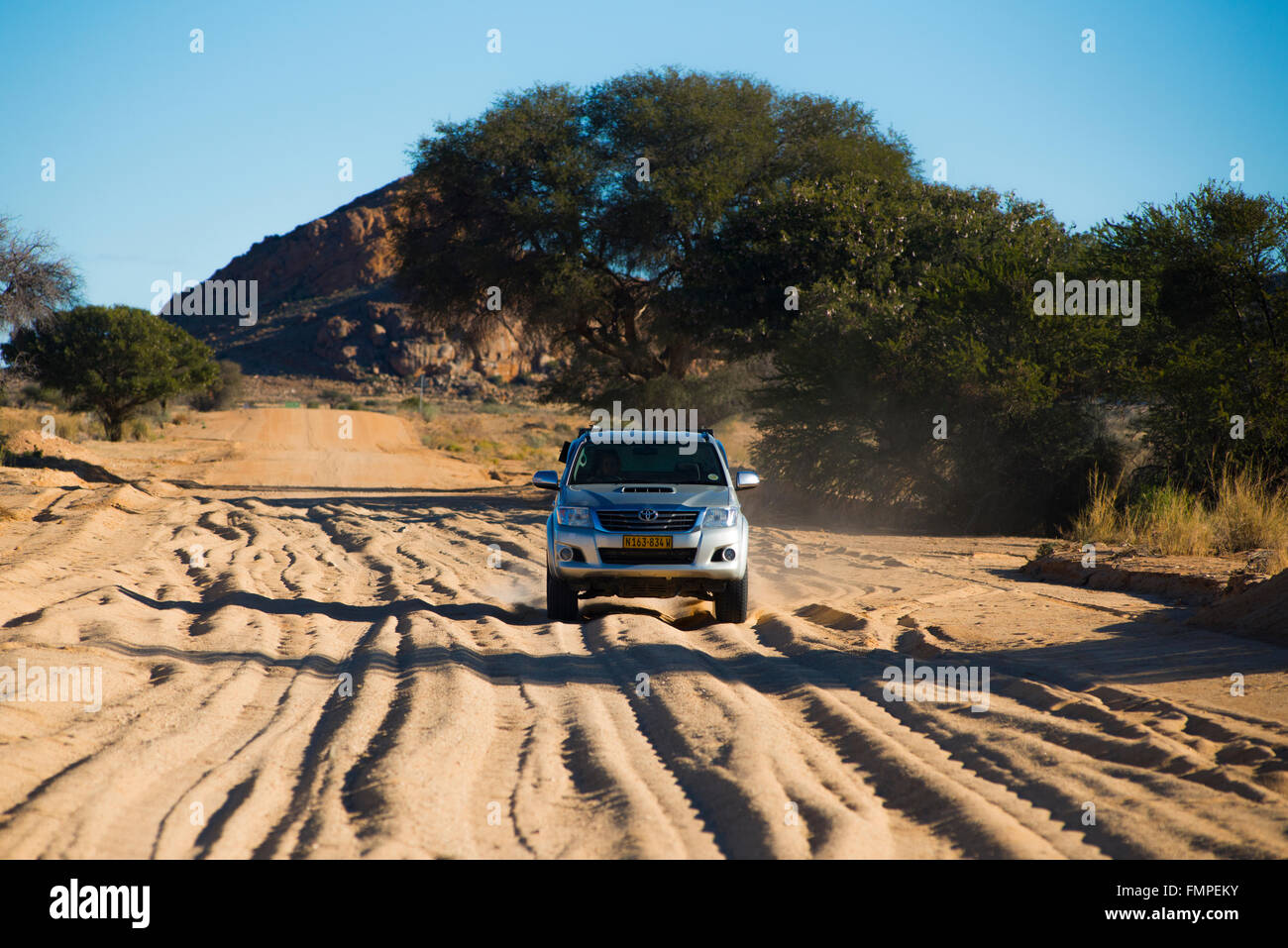 SUV fahren auf sandigen Straße im Süden, Keetmanshoop, Karas Region, Namibia Stockfoto