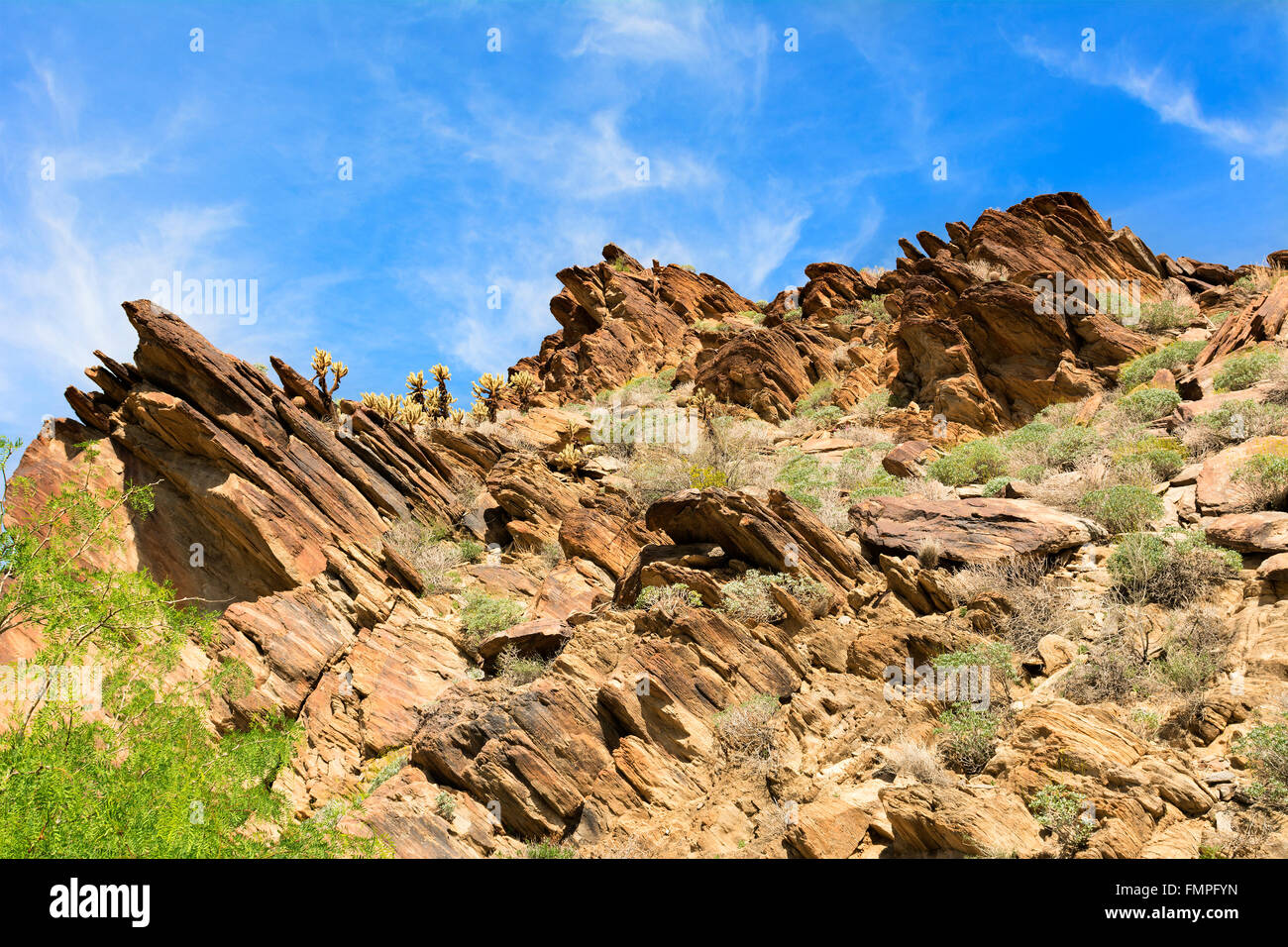 Malerische Aussicht auf einem schroffen, felsigen Berghang vor blauem Himmel umrahmt. Stockfoto