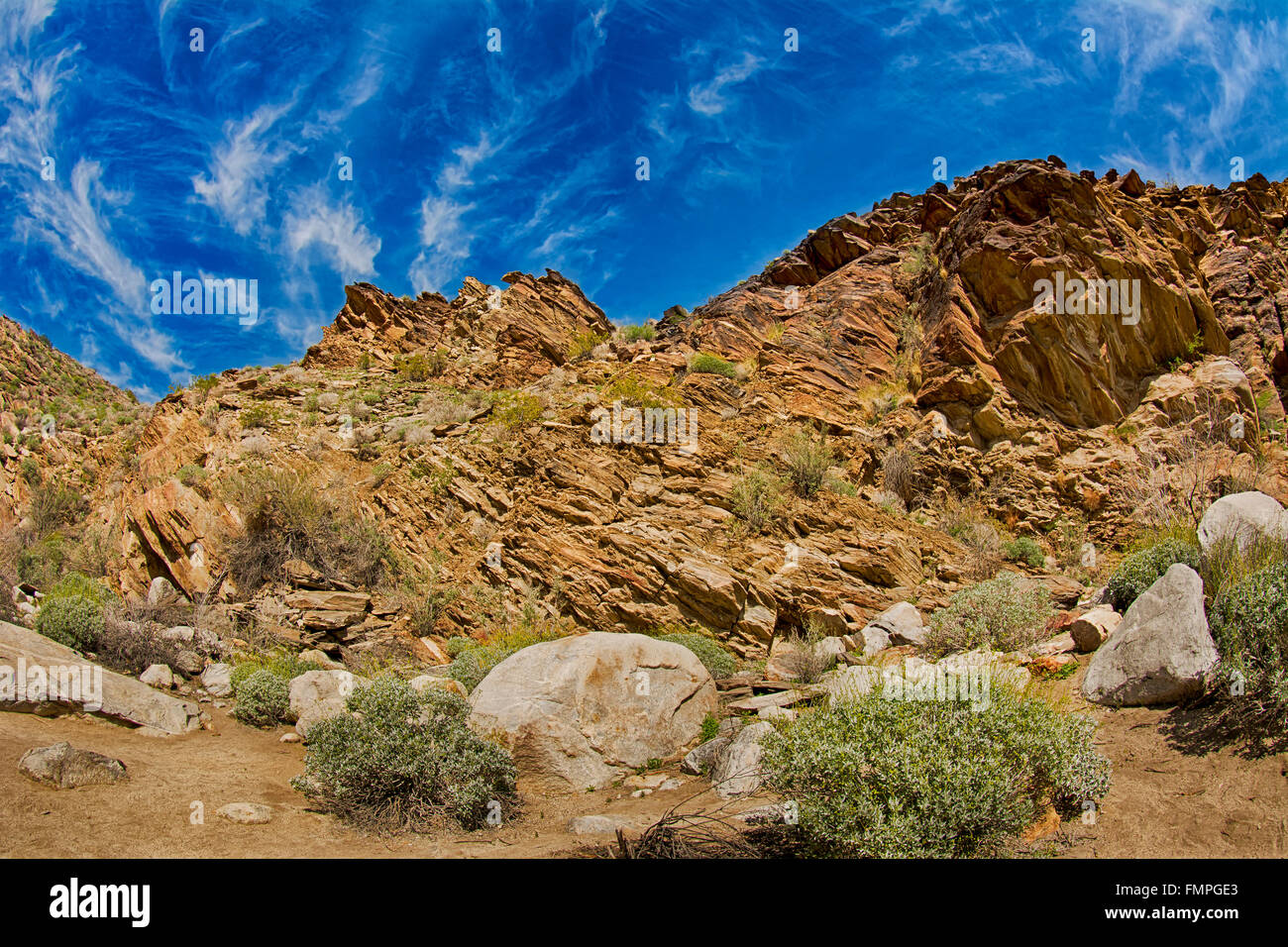 Malerische Aussicht auf einem schroffen, felsigen Berghang vor blauem Himmel umrahmt. Stockfoto