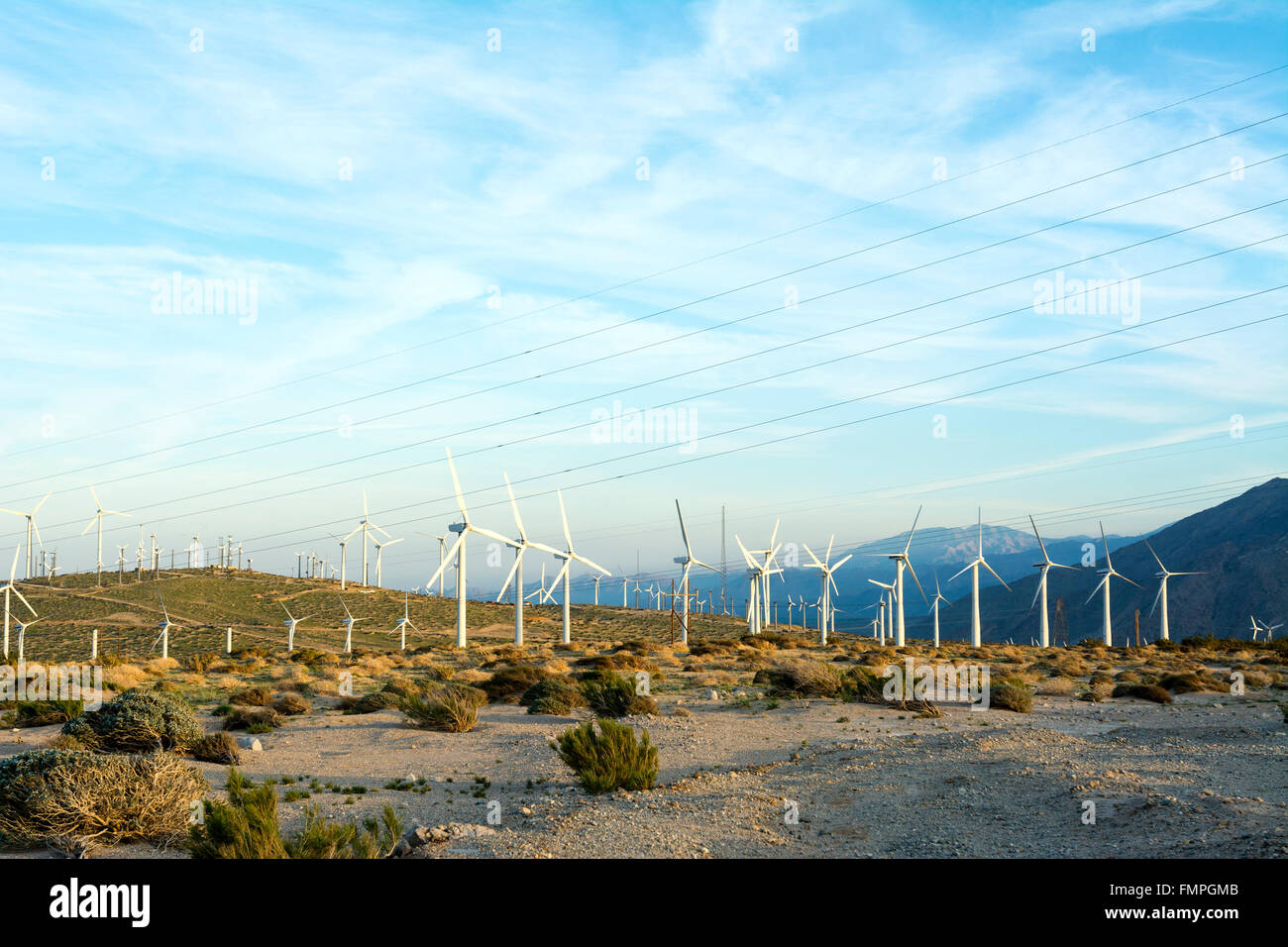 Erneuerbare Energien Windmühlen säumen die Berggipfeln von Palm Springs Stockfoto