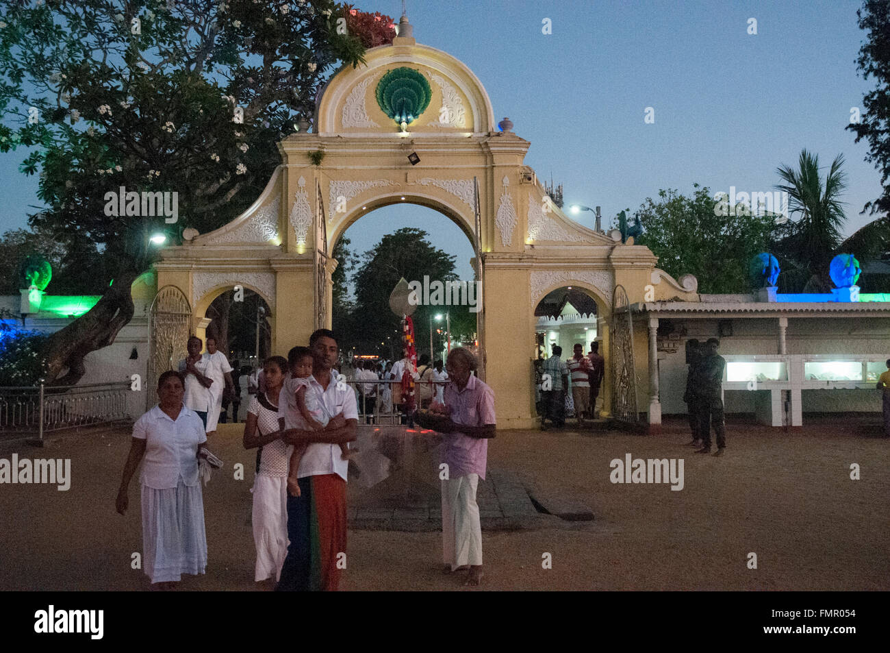 Eine Truppe von devotional Musiker spielt jeden Abend in Puja Zeremonien in der heiligen Bezirk von Kataragama, Sri Lanka, Mischung der hinduistischen und buddhistischen Gottesdienst Stockfoto