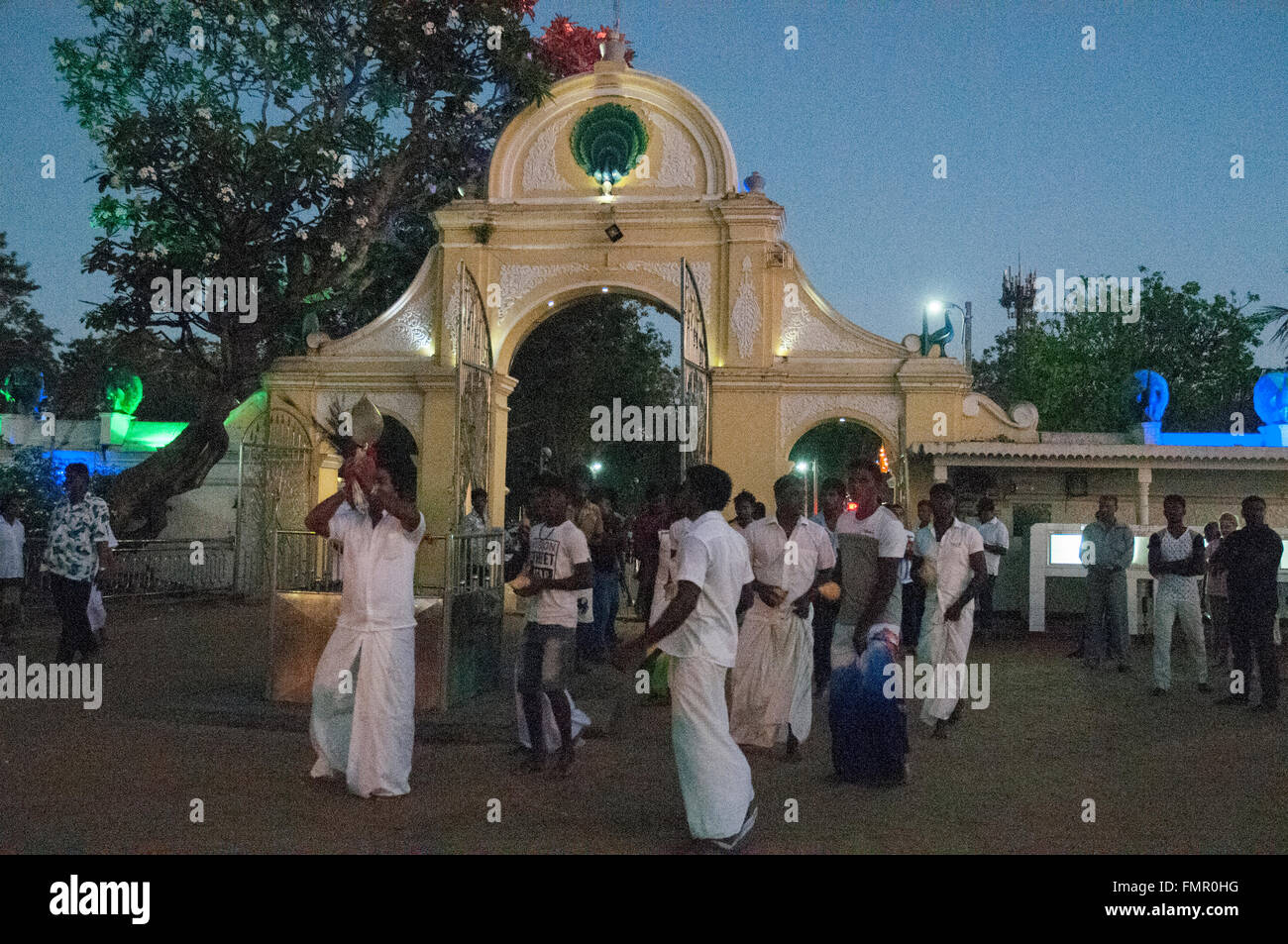 Eine Truppe von devotional Musiker spielt jeden Abend in Puja Zeremonien in der heiligen Bezirk von Kataragama, Sri Lanka, Mischung der hinduistischen und buddhistischen Gottesdienst Stockfoto