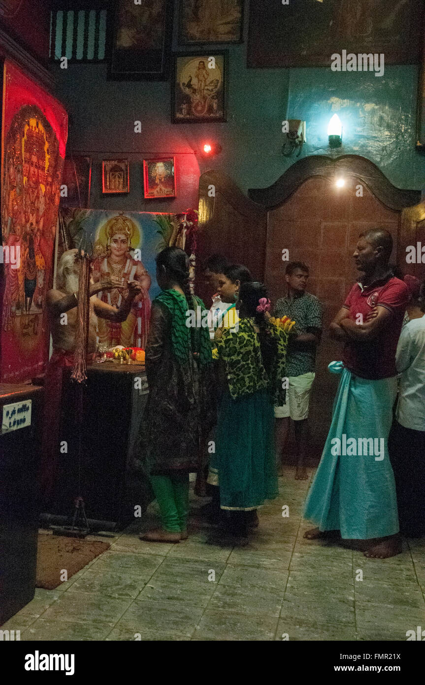 Die Gläubigen warten auf ihre Reihe, um in einem Schrein im Heiligen Bezirk von Kataragama, Sri Lanka, hinduistische und buddhistische Anbetung zu opfern Stockfoto