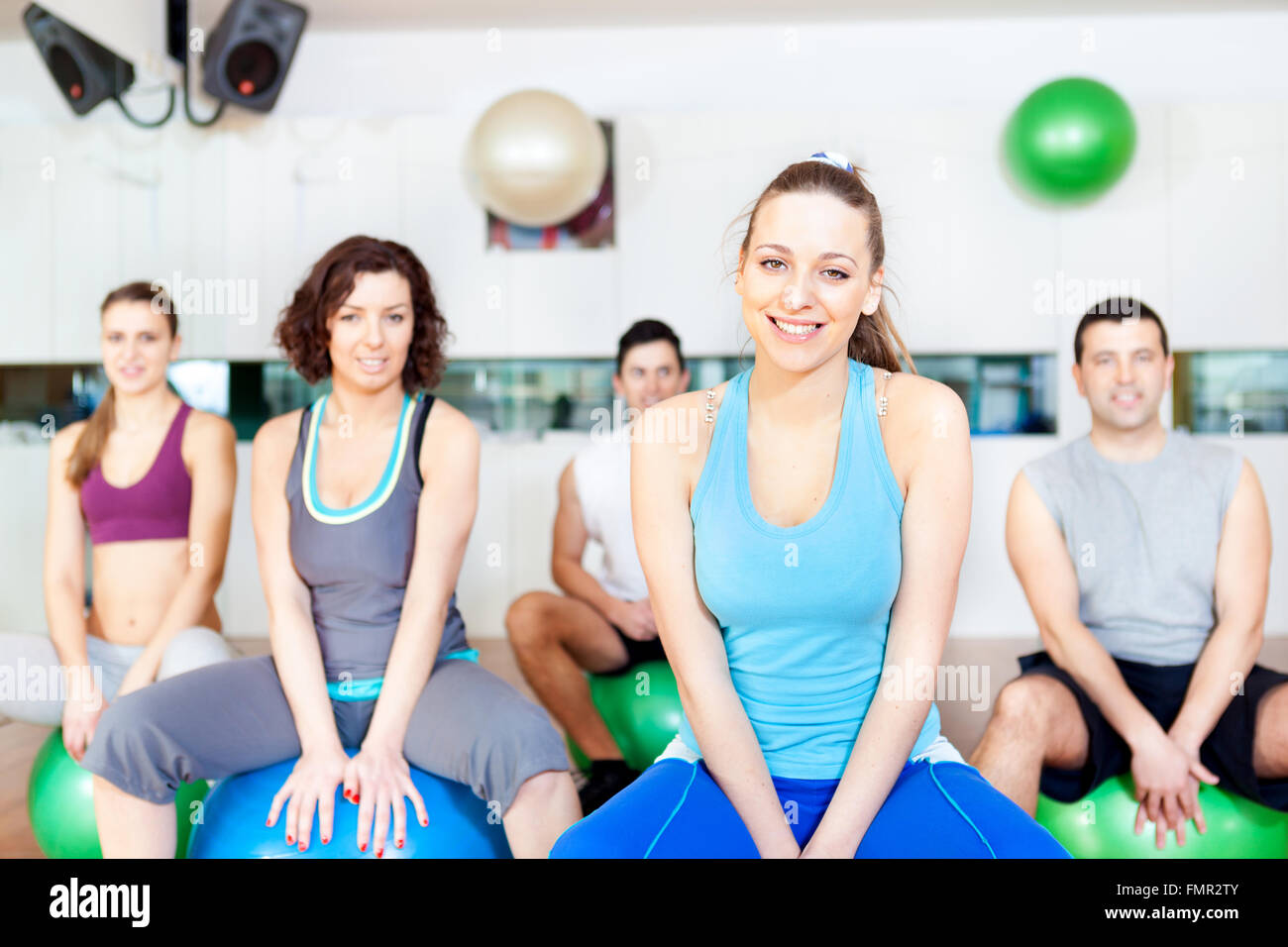 Gruppe von Menschen im Aerobic-Kurs in der Turnhalle Stockfoto