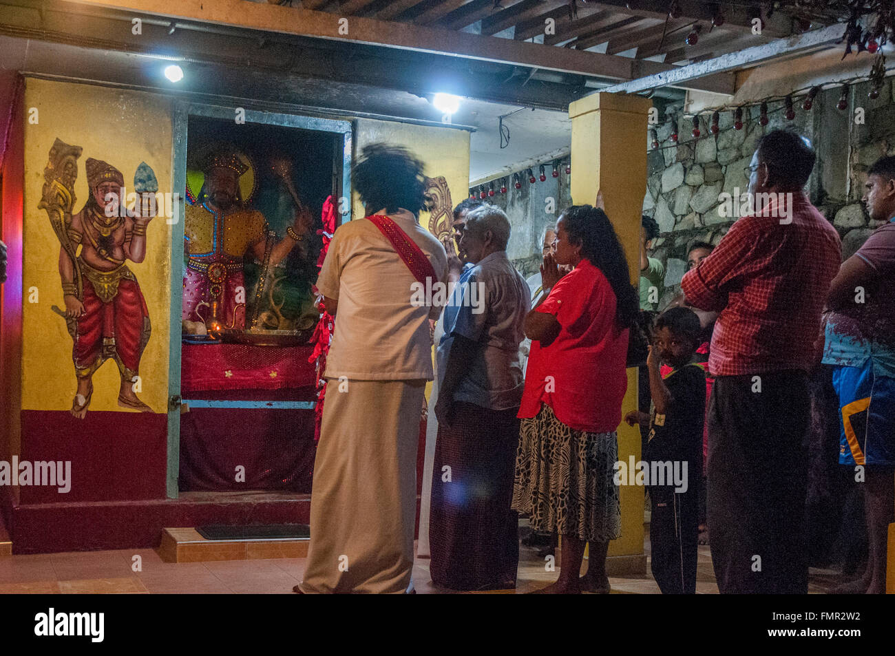Mitglieder einer Truppe von devotional Musiker anhalten zum Gebet in die heiligen Bezirk von Kataragama, Sri Lanka, Mischung der hinduistischen und buddhistischen Gottesdienst Stockfoto