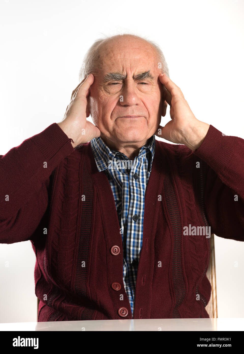 senior Greis Probleme haben, denken, Beeing ernst, mit Kopfschmerzen Stockfoto