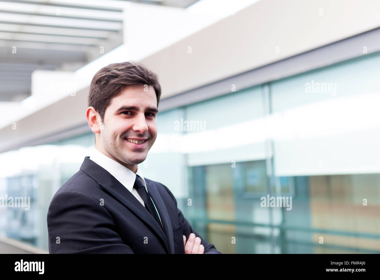 Porträt eines gut gekleideten schönen Geschäftsmannes im Büro Stockfoto