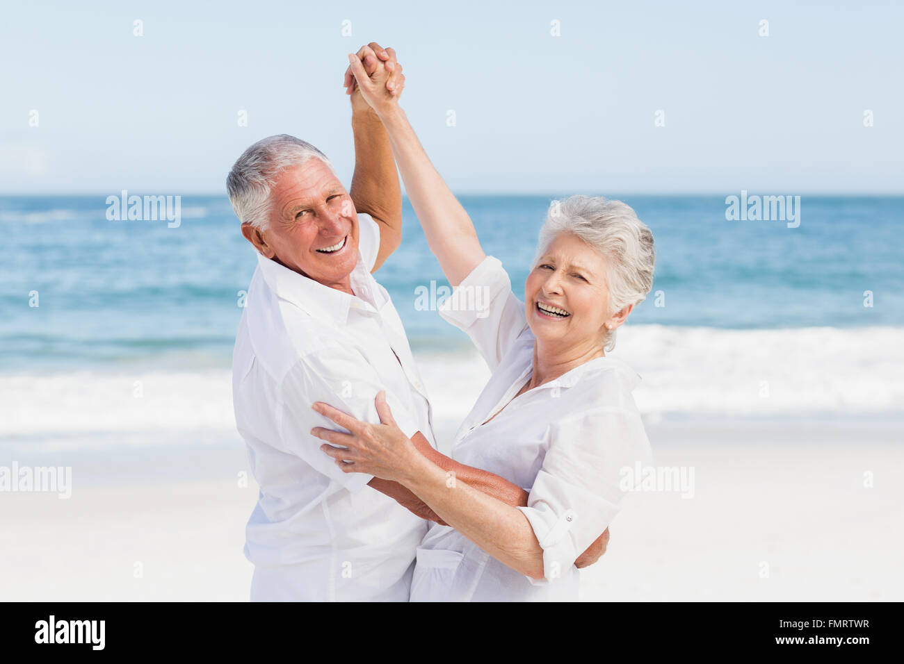Älteres paar tanzen am Strand Stockfoto