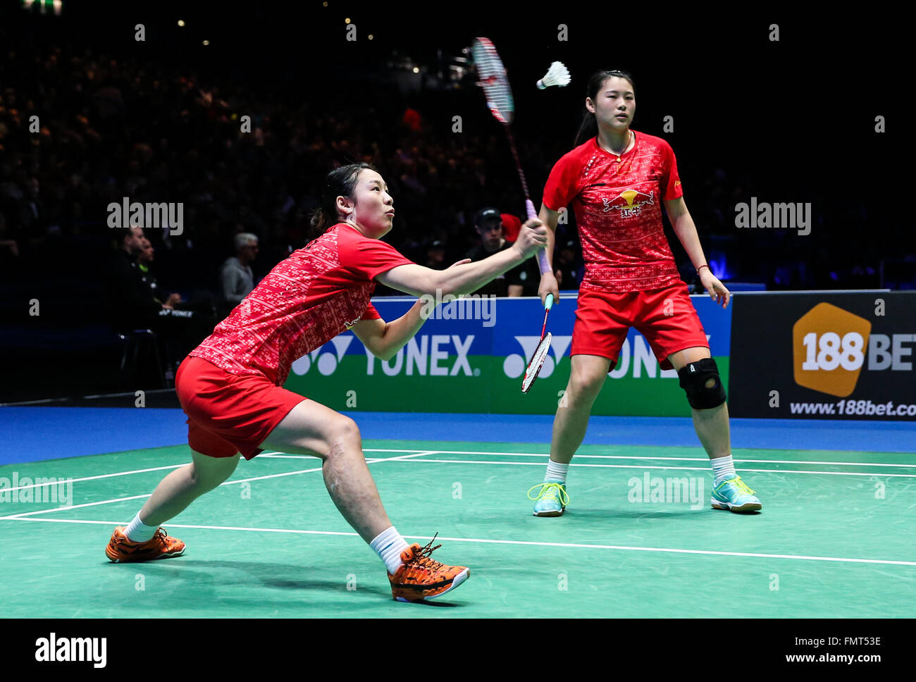 Birmingham. 12. März 2016. Luo Ying (R) und Luo Yu von China konkurrieren während der Frauen Doppel-Halbfinale gegen Ayaka Takahashi und Misaki Matsutomo von Japan bei den 2016 YONEX All England Open Badminton Championships in Birmingham, Großbritannien am 12. März 2016. © Tang Shi/Xinhua/Alamy Live-Nachrichten Stockfoto