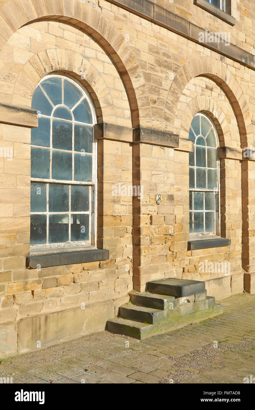 Schritte zum Eingeben einer Kutsche in die Stallungen in Wentworth Woodhouse, Wentworth, Yorkshire, Großbritannien Stockfoto
