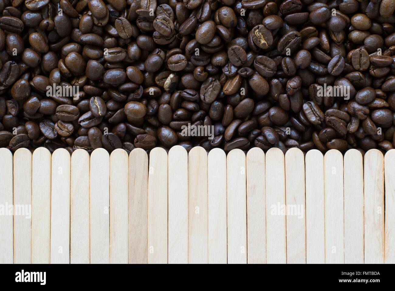 Kaffeebohne und Holzstab Hintergrund Stockfoto