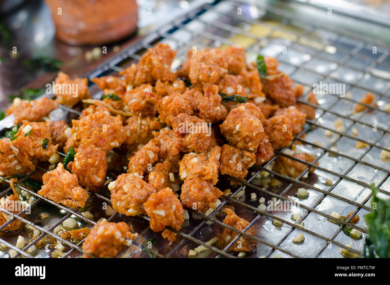 Gebratener Fisch Kuchen mit Alpinia Nigra Burrt Pflanze Stockfoto