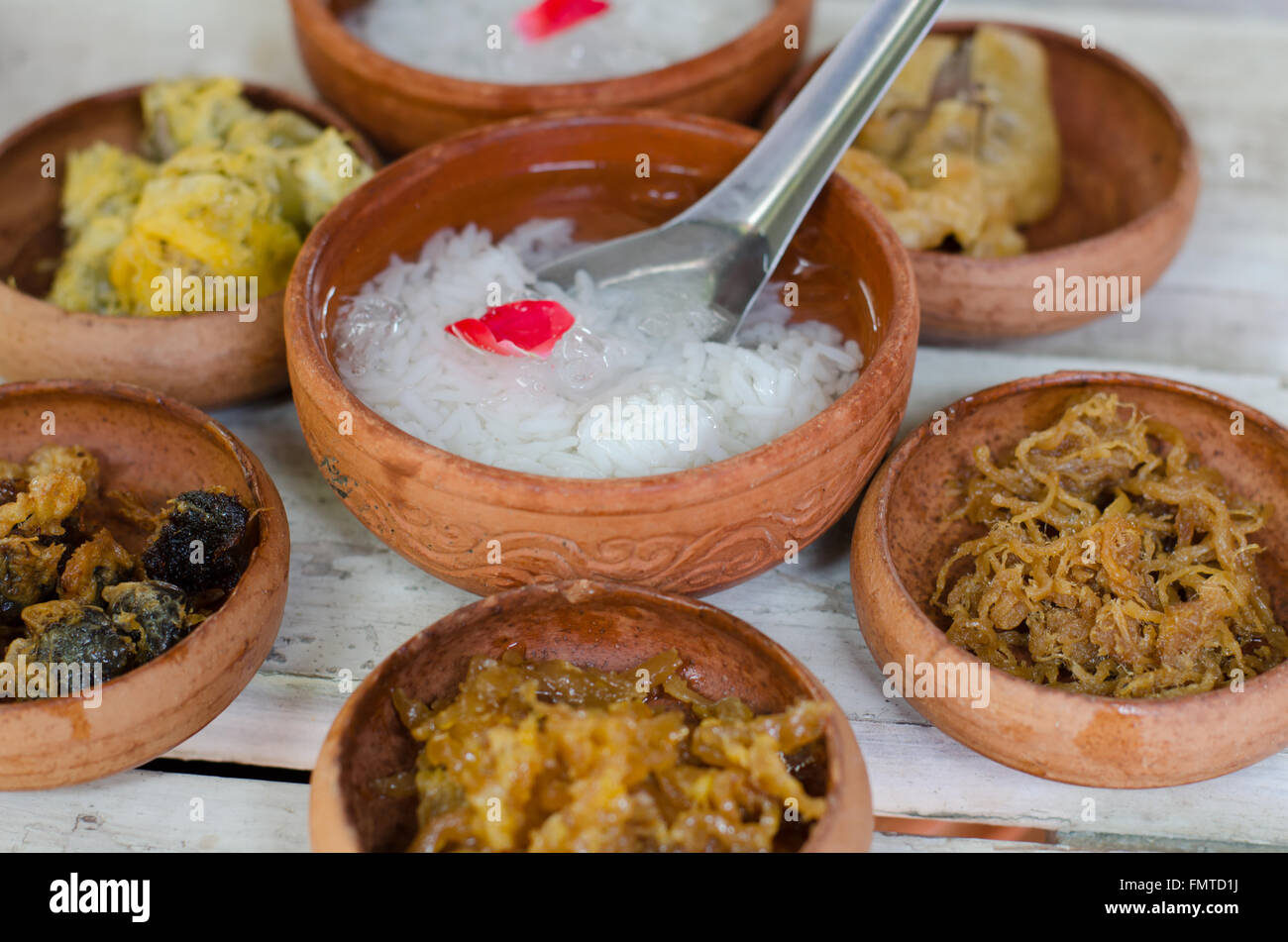 Thailändische Namen Kao-Chae (gekochte Reis in Iced Wasser eingeweicht und gegessenes mit den üblichen Beikost gekühlt Reis Stockfoto
