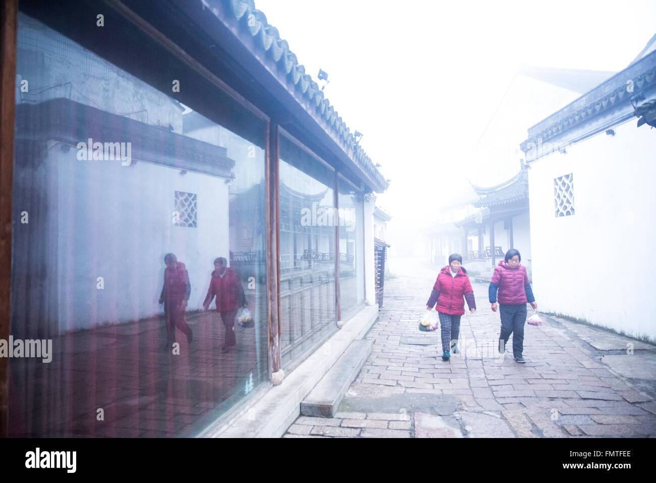 Wie chinesische undurchsichtige Aquarell macht Bodennebel Dorf in Traum, ein Traum in weiß. Stockfoto