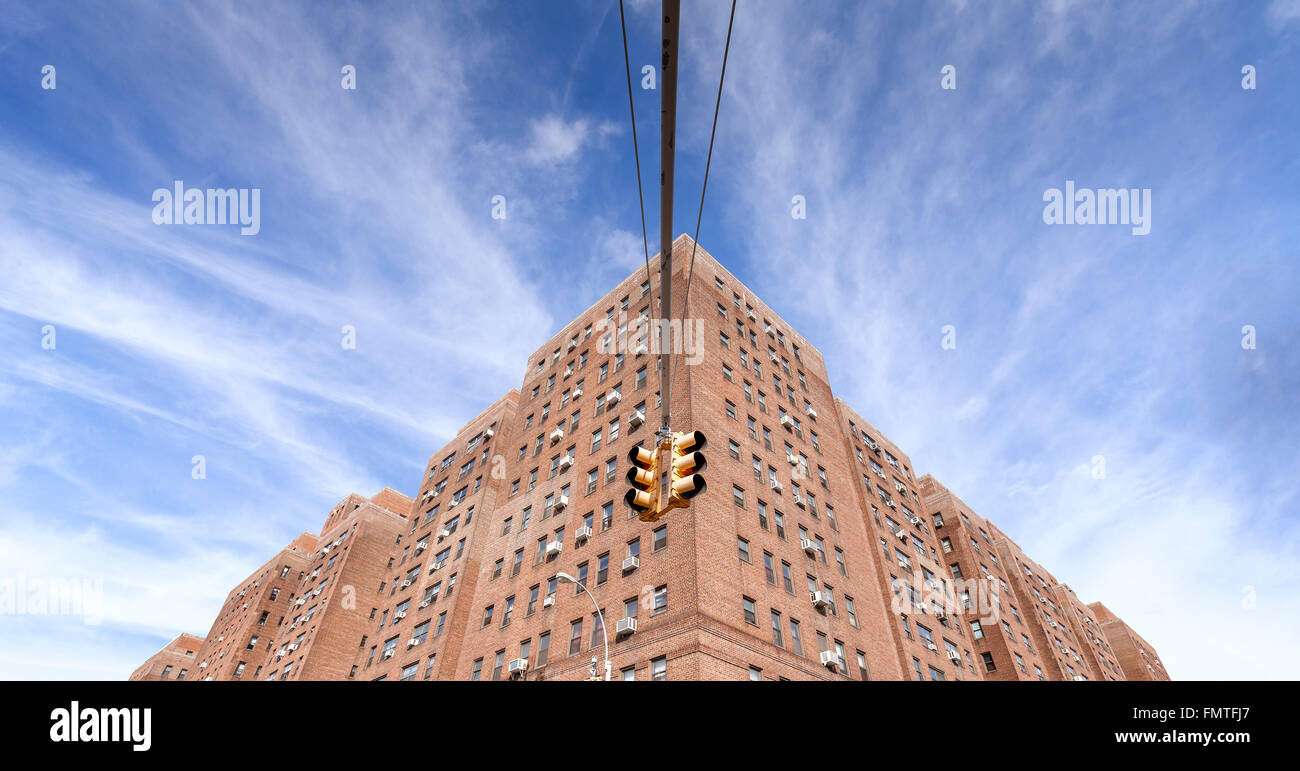 Wohnung und Ampeln gegen blauen Wolkenhimmel, New York, USA. Stockfoto