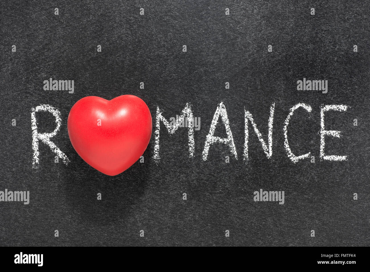 Romantik Wort Herz handschriftlich auf Tafel mit Herzsymbol statt O Stockfoto
