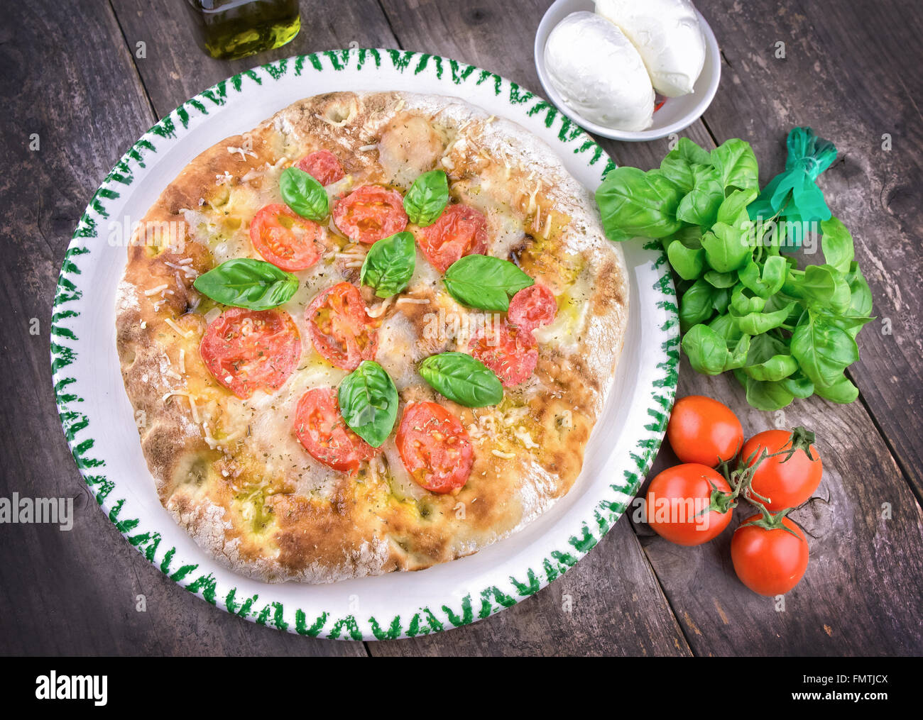 Bio-Pizza mit frischen Tomaten Stockfoto