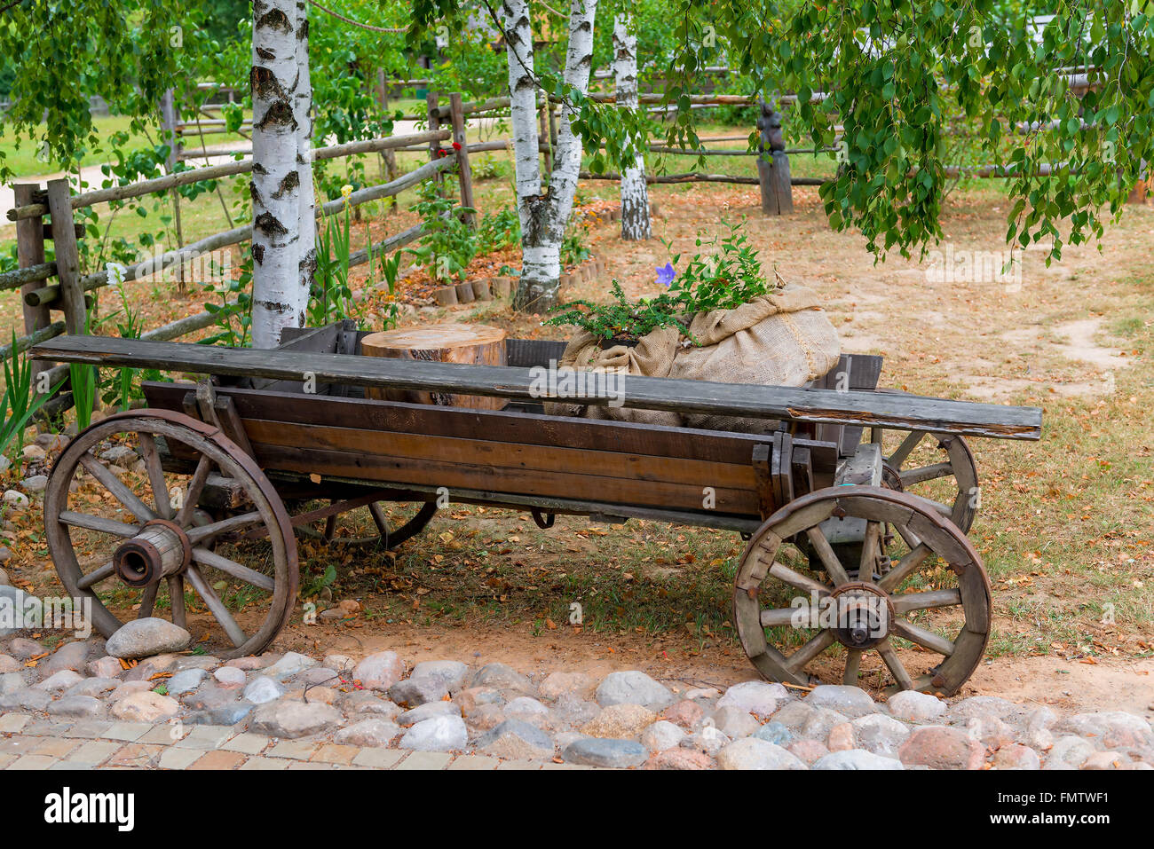 alten Holzkarren in ländlicher Umgebung Stockfoto