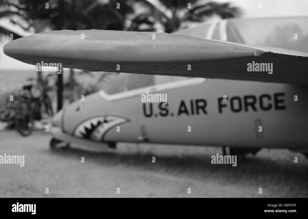Strandszenen in Thailand SE Asien. Badeort mit altes Flugzeug der US-Armee. Stockfoto