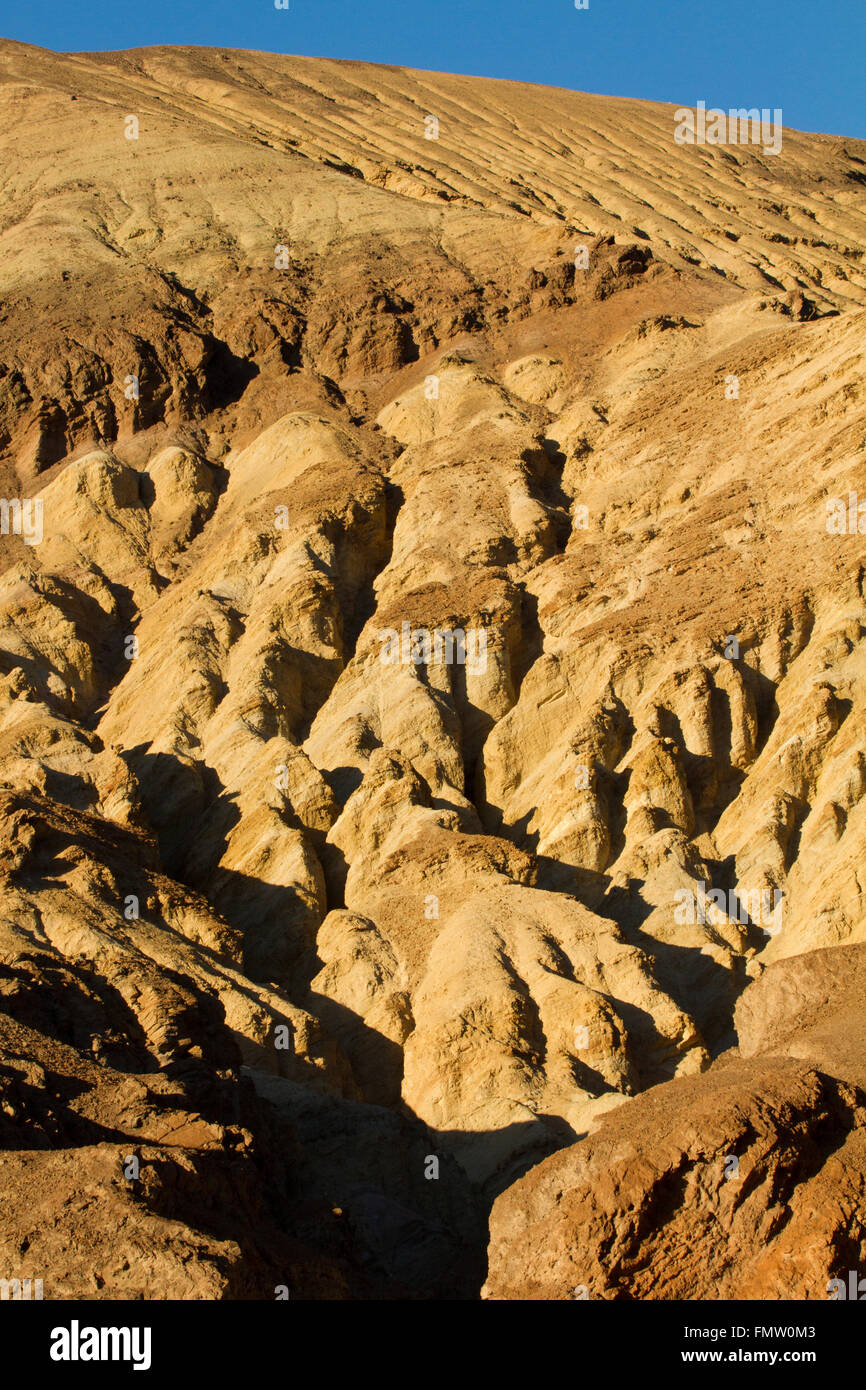 Geologische Formen in der späten Nachmittagssonne entlang Badwater Road, Death Valley, CA Stockfoto