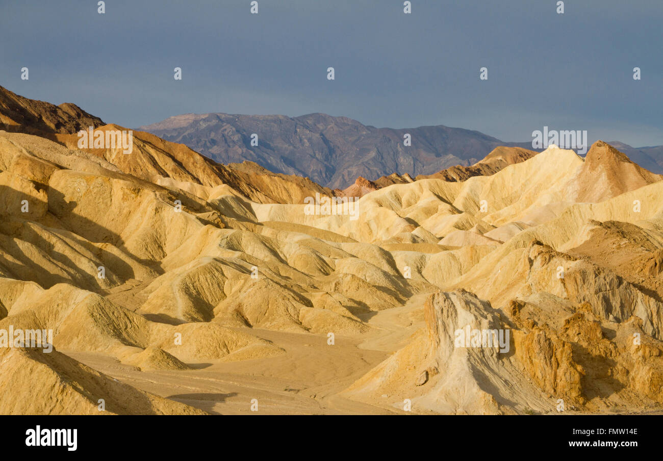 Geologische Formen am frühen Morgen, vom Highway 190, Death Valley, CA Stockfoto