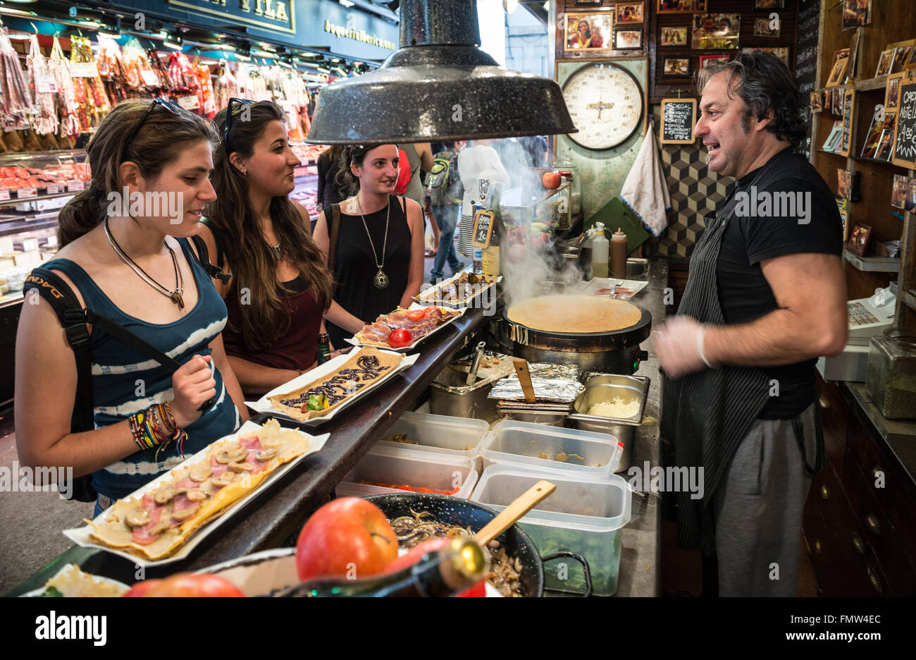 Kleine Bar im Mercat de Sant Josep De La Boqueria - berühmten öffentlichen Markt Ciutat Vella Bezirk, Barcelona, Spanien Stockfoto