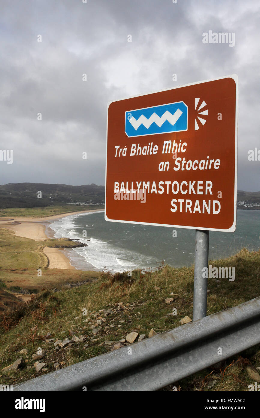 Ballymastocker Strand und Wild Atlantic Way unterzeichnen in Knockalla, County Donegal, Irland. Stockfoto