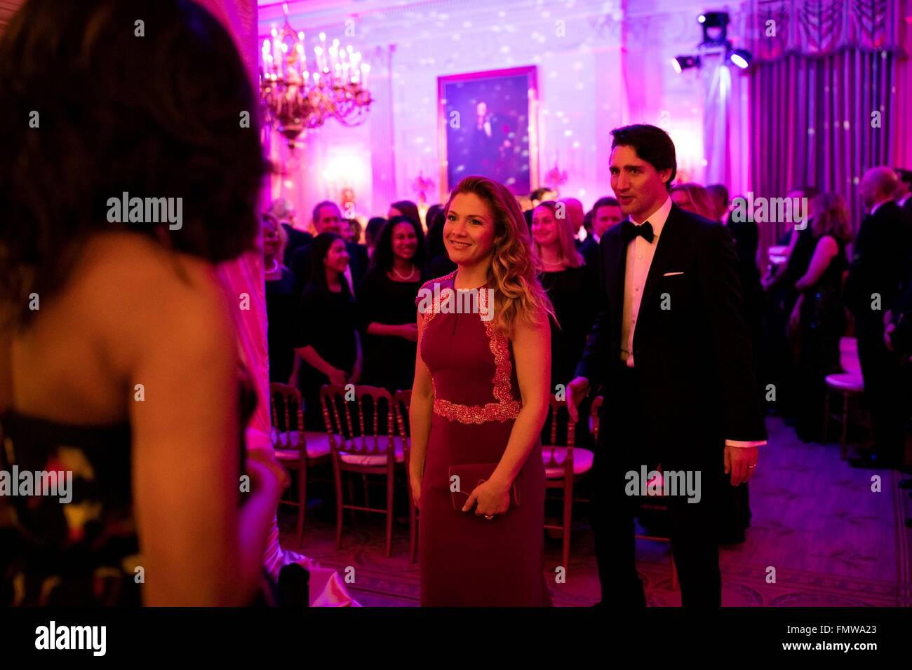 U.S. First Lady Michelle Obama bereitet sich auf Premierminister Justin Trudeau und Sophie Gregoire Trudeau nach Unterhaltung zum Abschluss der State Dinner im Weißen Haus 10. März 2016 in Washington, DC Abschied nehmen. Dies ist der erste Staatsbesuch eines kanadischen Premierministers in 20 Jahren. Stockfoto