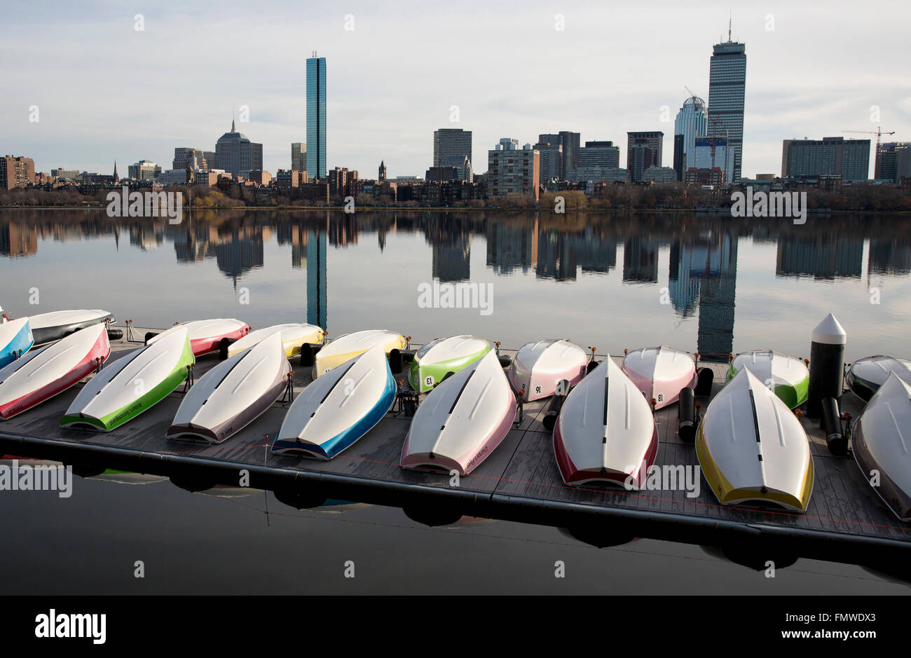 Back Bay Boston spiegelt sich in den Charles River Stockfoto