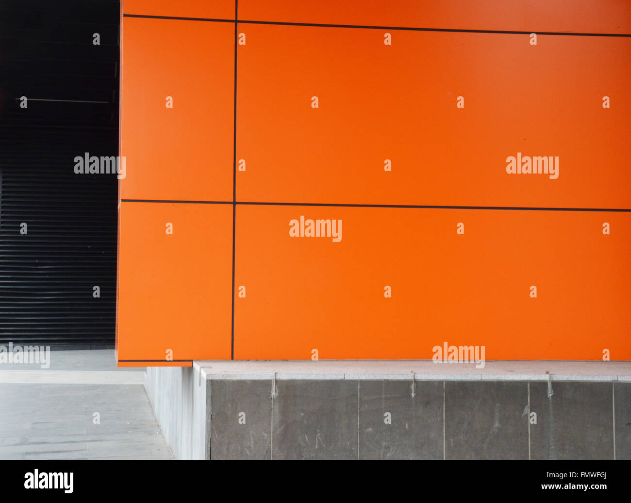 Gebäude oder Architektur. Orange und schwarz Feature auf Gebäude Stockfoto