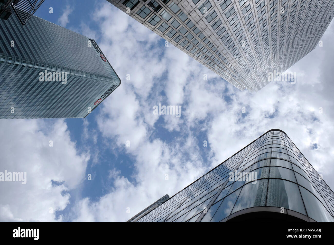 Eine untere Ansicht von Gebäuden in Canary Wharf Stockfoto