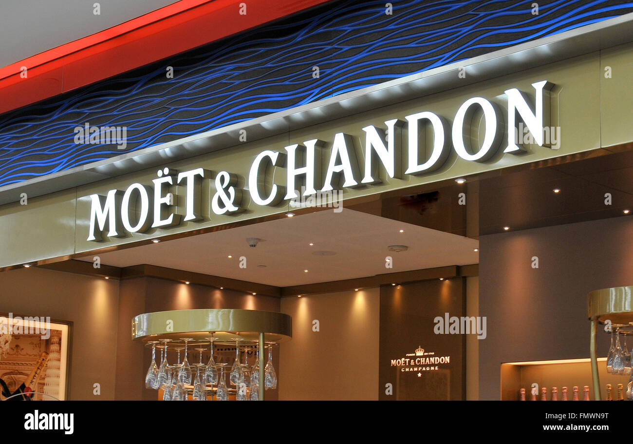 Moet & Chandon Champagner boutique Duty free shop Flughafen Dubai VAE Stockfoto