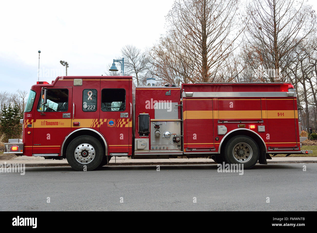 Ein Toronto Feuerwehr Pumpe auf ein aktives Gespräch in der Nähe der Woodbine in Toronto am 16. März 2016. Stockfoto