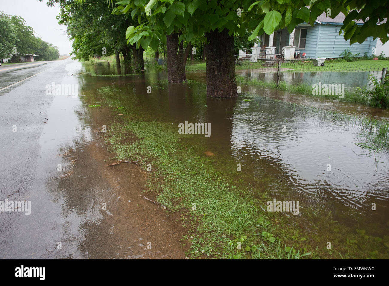 Schwere Regenfälle von tropischer Sturm Bill verließ Nebenstraßen unter Wasser südlich von Tulsa, Oklahoma. Stockfoto