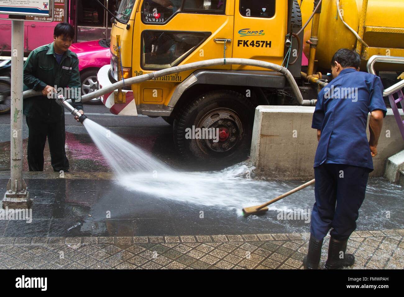 Männer, die Reinigung der Straßen in Bangkok Thailand Stockfoto